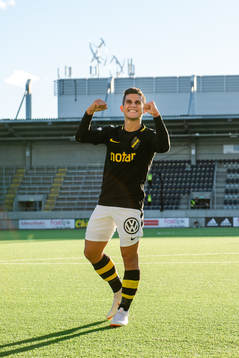 s Nicolas Stefanelli och målvakt Oscar Linnér jublar