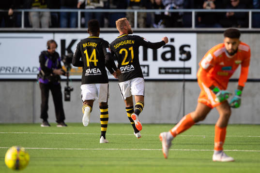 s Heradi Rashidi och Daniel Sundgren jublar