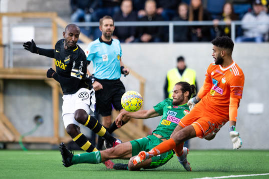 s Henok Goitom oroar framför Dalkurds Alex De John och