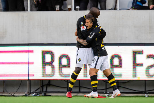 s Nicolas Stefanelli jublar med Henok Goitom