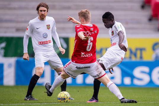 Kalmars Rasmus Elm och Brommapojkarnas Eric Johana Omondi