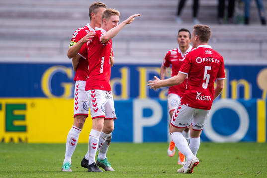 Kalmars Rasmus Elm jublar med lagkamrater