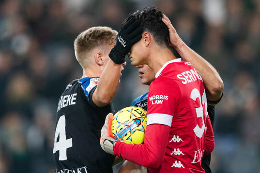IFK Göteborgs Carl Starfelt klappar om målvakt Tom Amos