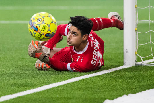 IFK Göteborgs målvakt Tom Amos räddar