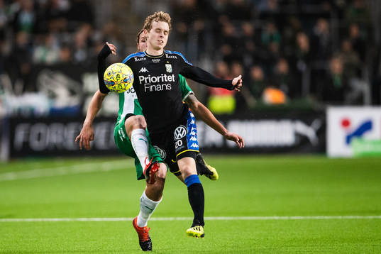 IFK Göteborgs Victor Wernersson tar med handen