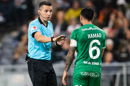 Domare Bojan Pandzic pratar med Hammarbys Jiloan Hamad