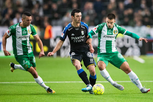 Hammarbys Nikola Djurdjic och Vladimir Rodic  i kamp om