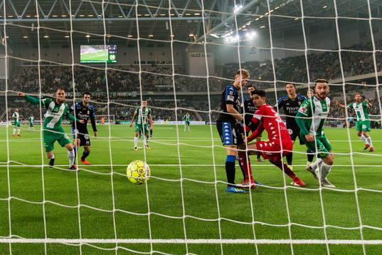 IFK Göteborgs målvakt Tom Amos och Hammarbys Muamer