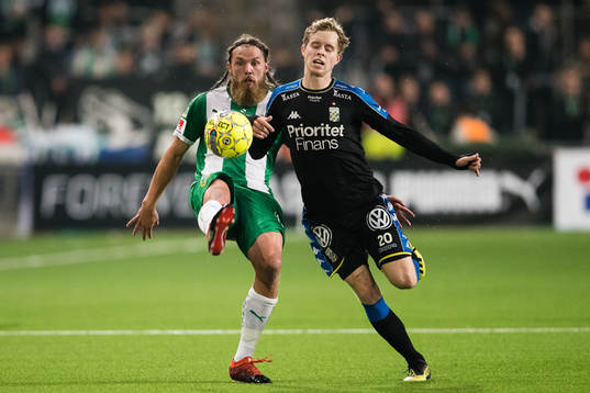 Hammarbys Björn Paulsen i kamp om bollen med IFK