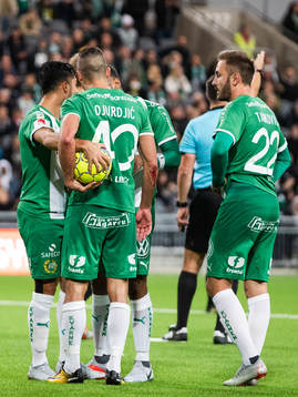 Hammarbys Jiloan Hamad och Nikola Djurdjic i diskussion