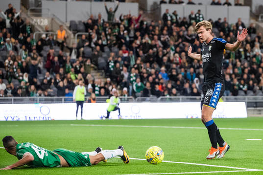 IFK Göteborgs Marcus Degerlund orsakar straff