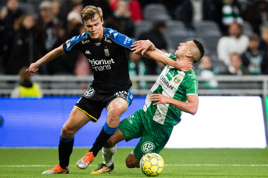 IFK Göteborgs Marcus Degerlund i kamp om bollen med