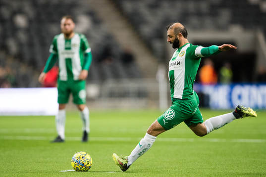 Hammarbys Kennedy Bakircioglu med en frispark som