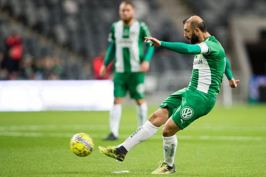 Hammarbys Kennedy Bakircioglu med en frispark som