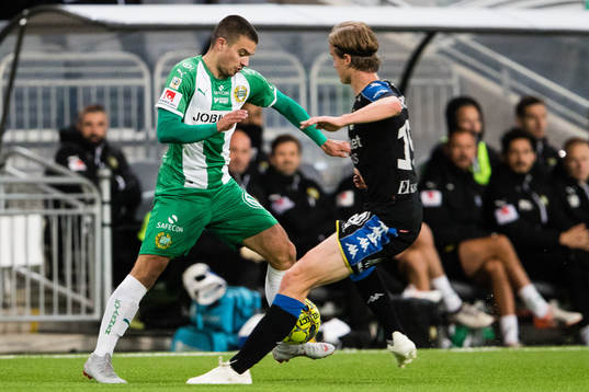 Hammarbys Vladimir Rodic  i kamp om bollen med IFK