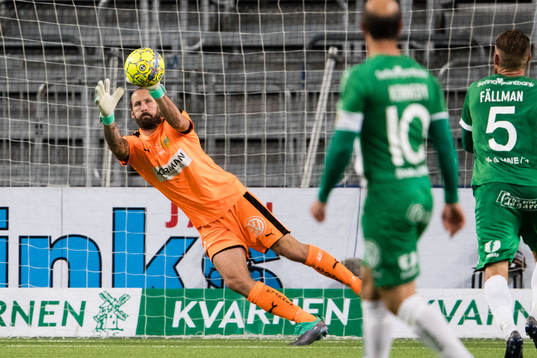 Hammarbys målvakt Johan Wiland med en räddning