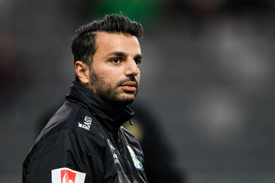 IFK Göteborgs tränare Poya Asbaghi innan fotbollsmatchen