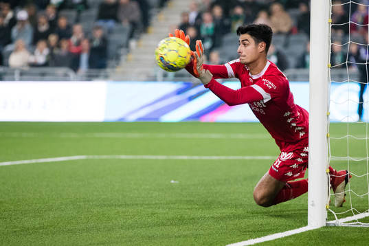 IFK Göteborgs målvakt Tom Amos med en räddning