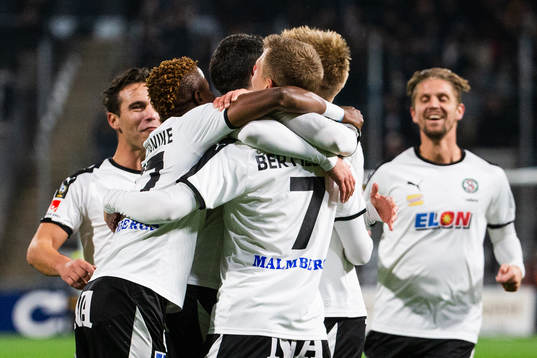 Örebros Johan Mårtensson jublar med lagkamrater