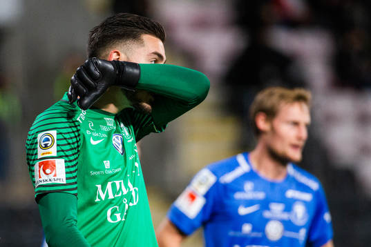 Trelleborgs målvakt Marko Johansson deppar