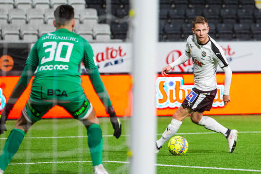 Örebros Johan Bertilsson utmanar Trelleborgs målvakt