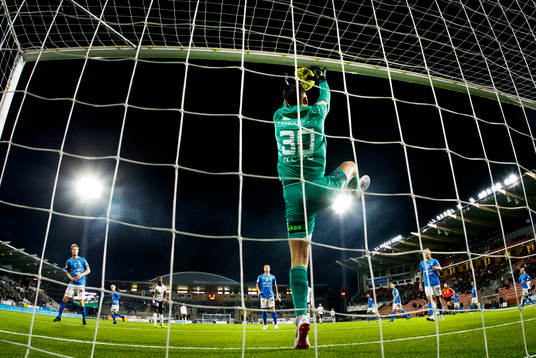 Trelleborgs målvakt Marko Johansson tappar in 1-0 målet