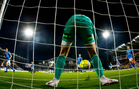 Trelleborgs målvakt Marko Johansson tappar in 1-0 målet