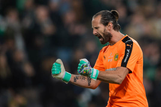 Hammarbys målvakt Johan Wiland jublar