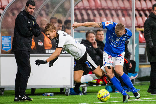 Örebros Daniel Björnkvist tacklas av Trelleborgs Robin