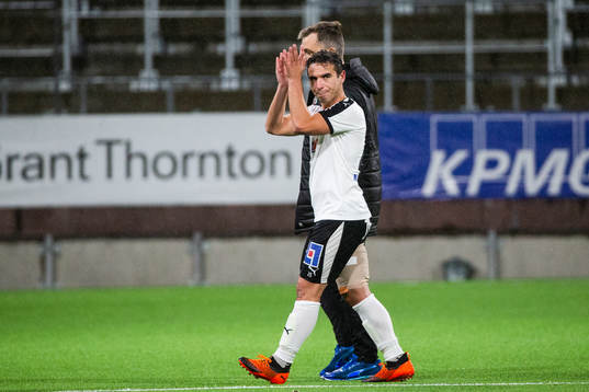 Örebros Nordin Gerzic lämnar plan med lindat lår skadad