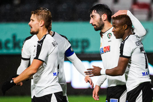 Örebros Nahir Besara jublar med Kennedy Igboananike