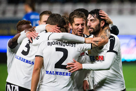 Örebros Nahir Besara jublar med lagkamrater