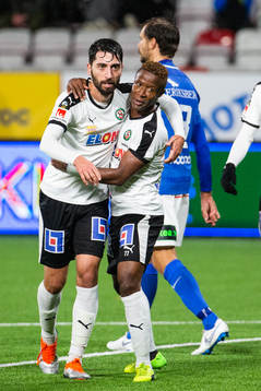 Örebros Nahir Besara jublar med Kennedy Igboananike