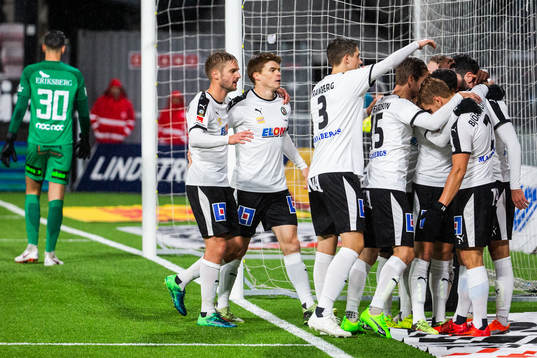 Örebros Nahir Besara jublar med lagkamrater