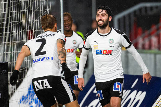 Örebros Nahir Besara jublar med Daniel Björnkvist