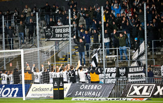 Örebrosspelarna jublar framför fansen