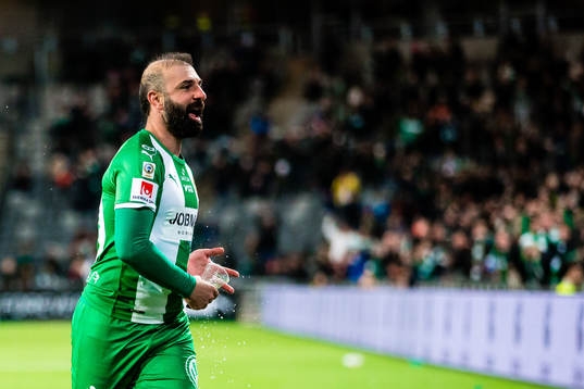 Hammarbys Kennedy Bakircioglu fångar en plastmugg med öl