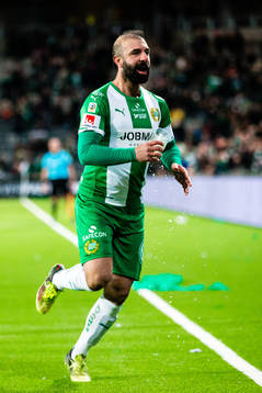 Hammarbys Kennedy Bakircioglu jublar med en öl