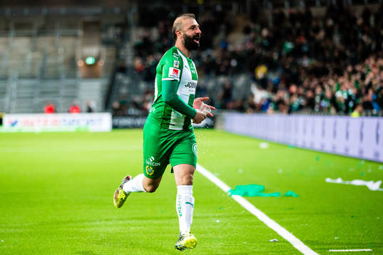 Hammarbys Kennedy Bakircioglu fångar en plastmugg med öl