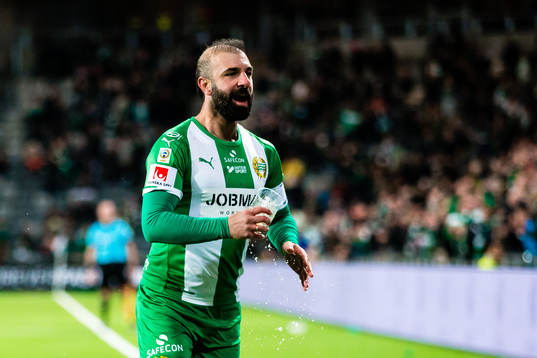 Hammarbys Kennedy Bakircioglu jublar med en öl