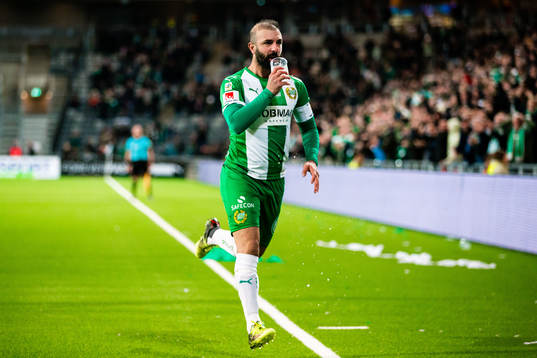 Hammarbys Kennedy Bakircioglu jublar med en öl