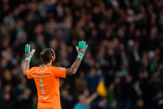 Hammarbys målvakt Johan Wiland jublar