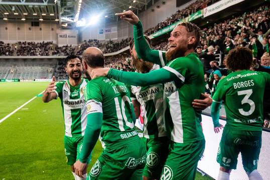 Hammarbys Kennedy Bakircioglu jublar med David Fällman och