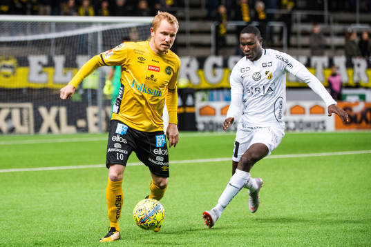Elfsborgs Simon Lundevall och Häckens Elohor Ekpolo i kamp