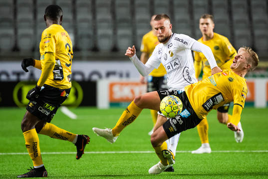 Häckens Alexander Faltsetas och Elfsborgs Per Frick i kamp
