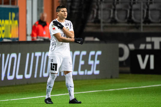 Häckens Paulinho tar sig mot axeln