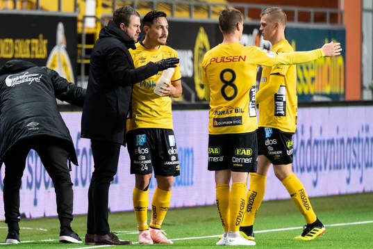 Elfsborgs manager Jimmy Thelin pratar med Stefan Ishizaki