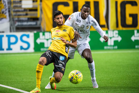 Elfsborgs Rami Kaib och Häckens Elohor Ekpolo i kamp om