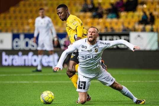 Elfsborgs Chinedu Obasi och Häckens Alexander Faltsetas i