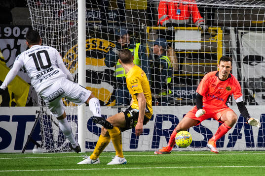 Häckens Paulinho gör 0-1-målet bakom Elfsborgs målvakt